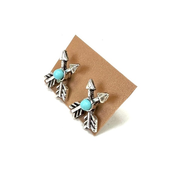 🔴 5 for $10 ONE PAIR Silver Tone Arrow Shaped Stud Earrings - Picture 2 of 4